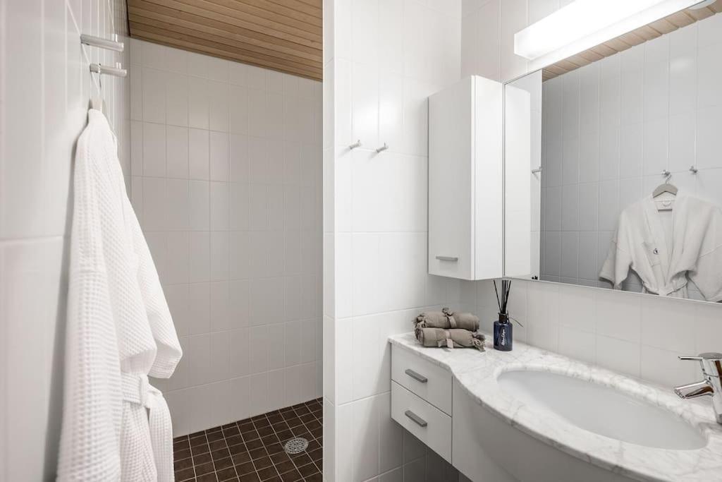 Spacious With Four Terrace, Sauna, Sea View Helsinki
